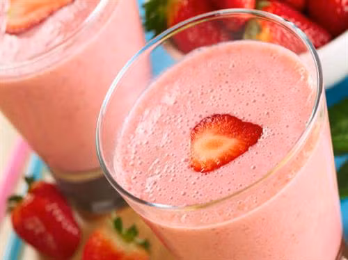 Bạn có thể bắt đầu một ngày mới với một cốc nước ép từ các loại quả mọng như nho, dâu tây, sơ ri... Trộn dâu tây với quả mâm xôi với nửa cốc sữa để có một bữa ăn nhẹ buổi sáng mát mẻ và nhiều chất dinh dưỡng. Dưa chuột chứa nhiều nước. Hàm lượng kali cao trong dưa chuột giúp hỗ trợ lưu thông nước và cung cấp lượng khoáng cần thiết cho cơ thể. Uống nước ép dưa chuột sau khi gọt vỏ trộn với mật ong là lựa chọn lành mạnh cho bữa sáng cúa gia đình Dưa hấu ít calo và giàu vitamin như vitamin A, C. Lycopene trong dưa hấu có lợi cho sức khỏe tim mạch. Đây là thức uống phù hợp với cả trẻ em và người già để giải khát trong cả mùa hè. Nước ép cà rốt là nguồn bổ sung vitamin A tuyệt vời giúp tăng cường thị lực, ngăn ngừa bệnh tim và đột quỵ, làm đẹp da... Ngoài ra, nó còn chứa kali có thể giảm lượng cholesterol trong máu. Carotenoid trong cà rốt hoạt động như một chất chống ung thư, hỗ trợ giảm thiểu nguy cơ bị mắc các bệnh ung thư ruột kết, tuyến tiền liệt, ung thư vú và bàng quang. Uống nước chanh pha thêm một muỗng canh mật ong cũng là một thức uống tốt cho sức khỏe. Chanh mật ong vừa giảm nhiệt trong cơ thể vừa cải thiện hệ tiêu hóa, tốt cho đường ruột và kiểm soát cân nặng hiệu quả. Trà xanh có công dụng giúp tiêu hóa tốt và làm tan mỡ. Caffeine trong trà làm tăng lượng tiết ra của dịch dạ dày, giúp tiêu hóa nhanh, đốt cháy lượng mỡ thừa đáng kể. Các vitamin trong trà còn giảm mỡ thừa trong cơ thể, hỗ trợ giảm cân. Có thể uống trà xanh với nhiều hương vị, uống nóng hoặc lạnh và cho thêm vài loại thảo mộc nếu bạn thích thức uống ngọt. Nước ép cà chua giàu vitamin C cung cấp cho bạn năng lượng và làm đẹp da. Hai quả cà chua chín trộn với một muỗng canh mật ong cải thiện tinh thần. Với nhiều vitamin và chất chống oxy hóa giúp bảo vệ não bộ, ngăn ngừa nguy cơ mắc bệnh giảm trí nhớ Alzheimer, nước cam là thức uống lý tưởng để bắt đầu ngày mới. Ăn một quả ổi mỗi ngày đáp ứng 12% nhu cầu chất xơ của cơ thể, tác dụng nhuận trường cho đường ruột khỏe mạnh, giàu vitamin bảo vệ da khỏi các nếp nhăn cho da sáng mịn hơn. Ngoài ra, ổi không chứa cholesterol phù hợp cho người muốn giảm cân. Lá bạc hà giàu vitamin C giúp tăng cường hệ miễn dịch, ít calo và giàu chất xơ hỗ trợ giảm cân. Nước ép bạc hà có thể thêm nước cốt chanh và mật ong để uống, tăng thêm hương vị.