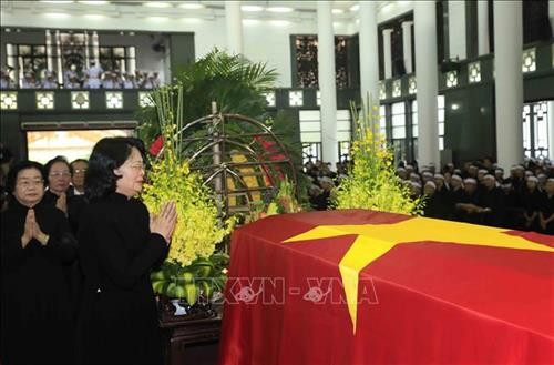 Nhà tang lễ quốc gia, số 5 Trần Thánh Tông (Hà Nội), nơi tổ chức Quốc tang Chủ tịch nước Trần Đại Quang. Ảnh: TTXVN Đồng chí Trương Hoà Bình, Ủy viên Bộ Chính trị, Phó Thủ tướng thường trực Chính phủ đọc Tiểu sử Chủ tịch nước Trần Đại Quang và danh sách Ban Lễ tang. Ảnh: TTXVN Ông Trần Quân, con trai trưởng của Chủ tịch nước Trần Đại Quang thắp nén hương viếng Cha. Ảnh: TTXVN Đoàn gia đình, họ hàng nội ngoại viếng Chủ tịch nước Trần Đại Quang. Ảnh: Nhan Sáng – TTXVN Đoàn Ban Chấp hành Trung ương Đảng Cộng sản Việt Nam, do đồng chí Nguyễn Phú Trọng, Tổng Bí thư Ban Chấp hành Trung ương Đảng làm Trưởng đoàn, viếng Chủ tịch nước Trần Đại Quang. Ảnh: TTXVN Tổng Bí thư Nguyễn Phú Trọng ghi sổ tang. Ảnh: TTXVN Đoàn Chính phủ nước Cộng hòa XHCN Việt Nam, do đồng chí Nguyễn Xuân Phúc, Ủy viên Bộ Chính trị, Thủ tướng Chính phủ làm Trưởng đoàn, viếng Chủ tịch nước Trần Đại Quang. Ảnh: Nhan Sáng – TTXVN Thủ tướng Nguyễn Xuân Phúc chia buồn cùng tang quyến Chủ tịch nước Trần Đại Quang. Ảnh: TTXVN Nguyên Ủy viên Bộ Chính trị, nguyên Chủ tịch nước Trần Đức Lương (bên trái) và nguyên Ủy viên Bộ Chính trị, nguyên Thủ tướng Chính phủ Nguyễn Tấn Dũng (bên phải) ghi sổ tang. Ảnh: TTXVN Đoàn Quốc hội nước Cộng hòa XHCN Việt Nam, do đồng chí Nguyễn Thị Kim Ngân, Ủy viên Bộ Chính trị, Chủ tịch Quốc hội làm Trưởng đoàn, viếng Chủ tịch nước Trần Đại Quang. Ảnh: Nhan Sáng – TTXVN Đồng chí Tòng Thị Phóng (bên trái), Ủy viên Bộ Chính trị, Phó Chủ tịch thường trực Quốc hội và đồng chí Đặng Thị Ngọc Thịnh, Ủy viên Trung ương Đảng, Quyền Chủ tịch nước chia buồn cùng tang quyến Chủ tịch nước Trần Đại Quang. Ảnh: TTXVN Đoàn Văn phòng Chủ tịch nước Cộng hòa XHCN Việt Nam, do đồng chí Đặng Thị Ngọc Thịnh, Ủy viên Trung ương Đảng, Quyền Chủ tịch nước làm Trưởng đoàn, viếng Chủ tịch nước Trần Đại Quang. Ảnh: Nhan Sáng – TTXVN Đoàn Ủy ban Trung ương Mặt trận Tổ quốc Việt Nam, do đồng chí Hầu A Lềnh, Ủy viên Trung ương Đảng, Phó Chủ tịch, Tổng Thư ký UBTƯ MTTQ Việt Nam làm Trưởng đoàn, viếng Chủ tịch nước Trần Đại Quang. Ảnh: TTXVN Đoàn Ban Dân vận Trung ương, do đồng chí Trương Thị Mai, Ủy viên Bộ Chính trị, Bí thư Trung ương Đảng, Trưởng Ban Dân vận Trung ương làm Trưởng đoàn, viếng Chủ tịch nước Trần Đại Quang. Ảnh: TTXVN Đoàn Ban Tổ chức Trung ương, do đồng chí Phạm Minh Chính, Ủy viên Bộ Chính trị, Bí thư Trung ương Đảng, Trưởng Ban Tổ chức Trung ương làm Trưởng đoàn, viếng Chủ tịch nước Trần Đại Quang. Ảnh: Nhan Sáng – TTXVN Đoàn Đảng ủy Công an Trung ương, Bộ Công an, do Thượng tướng Tô Lâm, Ủy viên Bộ Chính trị, Bí thư Đảng ủy Công an Trung ương, Bộ trưởng Bộ Công an làm Trưởng đoàn, viếng Chủ tịch nước Trần Đại Quang. Ảnh: TTXVN Đoàn Quân ủy Trung ương, Bộ Quốc phòng, do đồng chí Ngô Xuân Lịch, Ủy viên Bộ Chính trị, Phó Bí thư Quân ủy Trung ương, Bộ trưởng Bộ Quốc phòng làm Trưởng đoàn, viếng Chủ tịch nước Trần Đại Quang. Ảnh: TTXVN Đoàn Thành ủy, HĐND, UBND, Ủy ban MTTQ Việt Nam TP Hà Nội, do đồng chí Hoàng Trung Hải, Ủy viên Bộ Chính trị, Bí thư Thành uỷ Hà Nội làm Trưởng đoàn, viếng Chủ tịch nước Trần Đại Quang. Ảnh: Nhan Sáng – TTXVN Đoàn Tỉnh ủy, HĐND, UBND, Ủy ban Mặt trận Tổ quốc Việt Nam tỉnh Ninh Bình, do đồng chí Nguyễn Thị Thanh, Ủy viên Trung ương Đảng, Bí thư Tỉnh ủy Ninh Bình làm Trưởng đoàn, viếng Chủ tịch nước Trần Đại Quang. Ảnh: Nhan Sáng – TTXVN Nhà tang lễ quốc gia, số 5 Trần Thánh Tông (Hà Nội), nơi tổ chức Quốc tang Chủ tịch nước Trần Đại Quang. Ảnh: TTXVN Đồng chí Trương Hoà Bình, Ủy viên Bộ Chính trị, Phó Thủ tướng thường trực Chính phủ đọc Tiểu sử Chủ tịch nước Trần Đại Quang và danh sách Ban Lễ tang. Ảnh: TTXVN Ông Trần Quân, con trai trưởng của Chủ tịch nước Trần Đại Quang thắp nén hương viếng Cha. Ảnh: TTXVN Đoàn gia đình, họ hàng nội ngoại viếng Chủ tịch nước Trần Đại Quang. Ảnh: Nhan Sáng – TTXVN Đoàn Ban Chấp hành Trung ương Đảng Cộng sản Việt Nam, do đồng chí Nguyễn Phú Trọng, Tổng Bí thư Ban Chấp hành Trung ương Đảng làm Trưởng đoàn, viếng Chủ tịch nước Trần Đại Quang. Ảnh: TTXVN Tổng Bí thư Nguyễn Phú Trọng ghi sổ tang. Ảnh: TTXVN Đoàn Chính phủ nước Cộng hòa XHCN Việt Nam, do đồng chí Nguyễn Xuân Phúc, Ủy viên Bộ Chính trị, Thủ tướng Chính phủ làm Trưởng đoàn, viếng Chủ tịch nước Trần Đại Quang. Ảnh: Nhan Sáng – TTXVN Thủ tướng Nguyễn Xuân Phúc chia buồn cùng tang quyến Chủ tịch nước Trần Đại Quang. Ảnh: TTXVN Nguyên Ủy viên Bộ Chính trị, nguyên Chủ tịch nước Trần Đức Lương (bên trái) và nguyên Ủy viên Bộ Chính trị, nguyên Thủ tướng Chính phủ Nguyễn Tấn Dũng (bên phải) ghi sổ tang. Ảnh: TTXVN Đoàn Quốc hội nước Cộng hòa XHCN Việt Nam, do đồng chí Nguyễn Thị Kim Ngân, Ủy viên Bộ Chính trị, Chủ tịch Quốc hội làm Trưởng đoàn, viếng Chủ tịch nước Trần Đại Quang. Ảnh: Nhan Sáng – TTXVN Đồng chí Tòng Thị Phóng (bên trái), Ủy viên Bộ Chính trị, Phó Chủ tịch thường trực Quốc hội và đồng chí Đặng Thị Ngọc Thịnh, Ủy viên Trung ương Đảng, Quyền Chủ tịch nước chia buồn cùng tang quyến Chủ tịch nước Trần Đại Quang. Ảnh: TTXVN Đoàn Văn phòng Chủ tịch nước Cộng hòa XHCN Việt Nam, do đồng chí Đặng Thị Ngọc Thịnh, Ủy viên Trung ương Đảng, Quyền Chủ tịch nước làm Trưởng đoàn, viếng Chủ tịch nước Trần Đại Quang. Ảnh: Nhan Sáng – TTXVN Đoàn Ủy ban Trung ương Mặt trận Tổ quốc Việt Nam, do đồng chí Hầu A Lềnh, Ủy viên Trung ương Đảng, Phó Chủ tịch, Tổng Thư ký UBTƯ MTTQ Việt Nam làm Trưởng đoàn, viếng Chủ tịch nước Trần Đại Quang. Ảnh: TTXVN Đoàn Ban Dân vận Trung ương, do đồng chí Trương Thị Mai, Ủy viên Bộ Chính trị, Bí thư Trung ương Đảng, Trưởng Ban Dân vận Trung ương làm Trưởng đoàn, viếng Chủ tịch nước Trần Đại Quang. Ảnh: TTXVN Đoàn Ban Tổ chức Trung ương, do đồng chí Phạm Minh Chính, Ủy viên Bộ Chính trị, Bí thư Trung ương Đảng, Trưởng Ban Tổ chức Trung ương làm Trưởng đoàn, viếng Chủ tịch nước Trần Đại Quang. Ảnh: Nhan Sáng – TTXVN Đoàn Đảng ủy Công an Trung ương, Bộ Công an, do Thượng tướng Tô Lâm, Ủy viên Bộ Chính trị, Bí thư Đảng ủy Công an Trung ương, Bộ trưởng Bộ Công an làm Trưởng đoàn, viếng Chủ tịch nước Trần Đại Quang. Ảnh: TTXVN Đoàn Quân ủy Trung ương, Bộ Quốc phòng, do đồng chí Ngô Xuân Lịch, Ủy viên Bộ Chính trị, Phó Bí thư Quân ủy Trung ương, Bộ trưởng Bộ Quốc phòng làm Trưởng đoàn, viếng Chủ tịch nước Trần Đại Quang. Ảnh: TTXVN Đoàn Thành ủy, HĐND, UBND, Ủy ban MTTQ Việt Nam TP Hà Nội, do đồng chí Hoàng Trung Hải, Ủy viên Bộ Chính trị, Bí thư Thành uỷ Hà Nội làm Trưởng đoàn, viếng Chủ tịch nước Trần Đại Quang. Ảnh: Nhan Sáng – TTXVN Đoàn Tỉnh ủy, HĐND, UBND, Ủy ban Mặt trận Tổ quốc Việt Nam tỉnh Ninh Bình, do đồng chí Nguyễn Thị Thanh, Ủy viên Trung ương Đảng, Bí thư Tỉnh ủy Ninh Bình làm Trưởng đoàn, viếng Chủ tịch nước Trần Đại Quang. Ảnh: Nhan Sáng – TTXVN