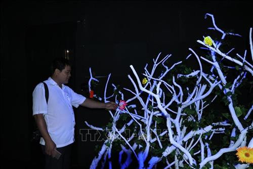 Khách tham quan trải nghiệm “âm thanh của ánh sáng”. Ảnh: Ngọc Minh – TTXVN Khách tham quan trải nghiệm “âm thanh của cơ thể”. Ảnh: Ngọc Minh – TTXVN Các đại biểu nghe giới thiệu về “âm thanh của nước”. Ảnh: Ngọc Minh – TTXVN