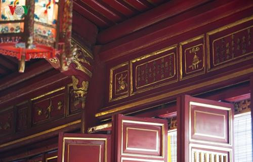 Năm 2016, “Thơ văn trên Kiến trúc cung đình Huế” được ghi danh Di sản Tư liệu Thế giới Khu vực châu Á- Thái Bình Dương. Đây là những di sản tư liệu độc đáo, là những bản gốc, duy nhất hiện chỉ còn ở Việt Nam và có giá trị nổi bật toàn cầu. Hệ thống di sản thơ văn này thật sự là một bảo tàng sống động, độc đáo, riêng có về văn chương thời Nguyễn. Thơ tráng men pháp lam trên ngoại thất điện Thái Hòa. Đây thực sự là một kho tàng văn hóa vô giá của xứ Huế, của Việt Nam mà cho đến nay chưa phải ai cũng biết đến dù chúng có hàng ngàn đơn vị, hiển hiện khắp nơi trên nhiều, rất nhiều công trình kiến trúc cung đình triều Nguyễn tại cố đô Huế. Thơ văn trên kiến trúc cung đình thường được trang trí theo lối “nhất thi nhất họa” hoặc “nhất tự nhất họa”, mỗi bài thơ hay mỗi đại tự được trang trí kèm một bức tranh. Vị trí thể hiện chủ yếu là trên các liên ba, đố bản hay cổ diềm các công trình, cả trong nội thất và ngoại thất, để ở vị trí nào người ta cũng có thể chiêm ngưỡng, thưởng thức được Thơ thì phổ biến là thể ngũ ngôn, thất ngôn; câu đối thì khá đa dạng, không cố định số chữ; đại tự thì chủ yếu là các mỹ tự với ý nghĩa tốt đẹp Thơ trên di tích lăng Thiệu Trị. Cho đến nay, hệ thống thơ văn chữ Hán trên kiến trúc cung đình Huế vẫn được bảo tồn rất tốt, trừ các tác phẩm đã bị mất mát do công trình bị tiêu hủy, số còn lại được giữ gìn hầu như nguyên vẹn. Cổ diềm trang trí men pháp lam ở Lăng Thiệu trị Đánh giá về kho tàng thơ văn này, nhiều nhà nghiên cứu cho rằng, đây là một di sản vô cùng đặc biệt, nó không chỉ phản ánh trí tuệ, tài năng của các vị hoàng đế triều Nguyễn, mà còn phản ánh truyền thống văn hóa và đặc trưng của xứ Huế, vùng đất của thi ca và các thi nhân nổi tiếng. Thơ trên di tích lăng Thiệu Trị.