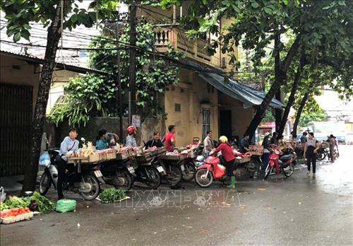 Nhiều hàng thịt lợn bán rong không được kiểm soát ngoài vỉa hè ở thành phố Yên Bái là nguồn lây lan dịch bệnh. Ảnh: Đức Tưởng-TTXVN Nhiều hàng thịt lợn bán rong không được kiểm soát ngoài vỉa hè ở thành phố Yên Bái là nguồn lây lan dịch bệnh. Ảnh: Đức Tưởng-TTXVN