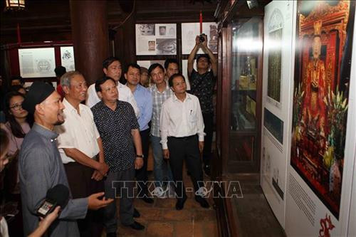 Khách thăm quan triển lãm trong tối khai mạc. Ảnh: Thanh Tùng-TTXVN Khách thăm quan triển lãm trong tối khai mạc. Ảnh: Thanh Tùng-TTXVN