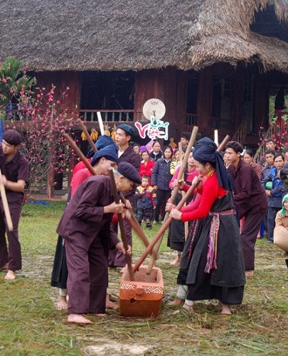 Người Cao Lan ở Yên Bái múa Pâng loóng trong lễ cúng cơm mới. Ảnh:baoyenbai.vn Người Cao Lan ở Yên Bái múa Pâng loóng trong lễ cúng cơm mới. Ảnh:baoyenbai.vn