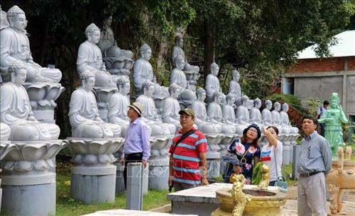 Khách du lịch tham quan Chùa Hang, Khu du lịch Hòn Phụ Tử, huyện Kiên Lương. Ảnh: Lê Huy Hải – TTXVN Khách du lịch tham quan Chùa Hang, Khu du lịch Hòn Phụ Tử, huyện Kiên Lương. Ảnh: Lê Huy Hải – TTXVN