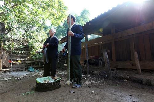 Nghi thức thờ cúng thần thổ địa, xin phép cho dòng họ được tổ chức lễ hội. Ảnh: Phan Tuấn Anh - TTXVN