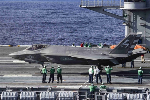 Máy bay chiến đấu F-35C do Tập đoàn Lockheed Martin chế tạo trên tàu sân bay USS Dwight D. Eisenhower của Mỹ ở Đại Tây Dương ngày 4/10. AFP/ TTXVN