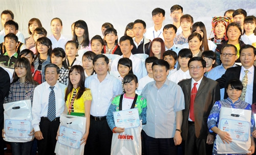 Các tân sinh viên vượt khó vùng Tây Bắc được nhận học bổng "Tiếp sức đến trường" Các tân sinh viên vượt khó vùng Tây Bắc được nhận học bổng "Tiếp sức đến trường"