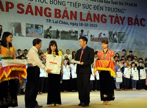 Trao học bổng "Tiếp sức đến trường" cho các tân sinh viên vượt khó, học giỏi vùng Tây Bắc Trao học bổng "Tiếp sức đến trường" cho các tân sinh viên vượt khó, học giỏi vùng Tây Bắc