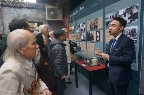 Các đại biểu tham quan trưng bày chuyên đề. Ảnh: Đinh Thuận - TTXVN Các đại biểu tham quan trưng bày chuyên đề. Ảnh: Đinh Thuận - TTXVN