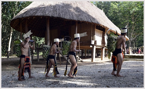 Rèn công cụ tại lễ hội. Ảnh: Thanh Hà - TTXVN Kết thúc nghi lễ dân làng tiếp tục đánh chiêng, trống uống rượu múa xoang trong nhà. Ảnh: Thanh Hà - TTXVN Hội đồng già làng đi trước, theo sau là các thành viên đi lấy than. Ảnh: Thanh Hà - TTXVN Các thành viên lấy than đi xung quang 04 vòng, theo hướng từ trái sang phải rồi vào nhà rèn. Ảnh: Thanh Hà - TTXVN Các thành viên cõng những gùi than từ rừng về làng, họ vừa đi vừa thổi tù và, đinh tút. Ảnh: Thanh Hà - TTXVN Nghi thức cõng những người đi lấy than lên nhà Rông. Ảnh: Thanh Hà - TTXVN Kết thúc nghi lễ dân làng tiếp tục đánh chiêng, trống uống rượu múa xoang trong nhà. Ảnh: Thanh Hà - TTXVN Nước giã cua với cây đót được cho vào ống để thấm vào lưỡi công cụ trước khi rèn. Ảnh: Thanh Hà - TTXVN Giã cua với cây đót để lấy nước cho vào ống thấm vào lưỡi công cụ trước khi rèn. Ảnh: Thanh Hà - TTXVN Công đoạn rèn công cụ. Ảnh: Thanh Hà - TTXVN Rèn công cụ tại lễ hội. Ảnh: Thanh Hà - TTXVN Kết thúc nghi lễ dân làng tiếp tục đánh chiêng, trống uống rượu múa xoang trong nhà. Ảnh: Thanh Hà - TTXVN Hội đồng già làng đi trước, theo sau là các thành viên đi lấy than. Ảnh: Thanh Hà - TTXVN Các thành viên lấy than đi xung quang 04 vòng, theo hướng từ trái sang phải rồi vào nhà rèn. Ảnh: Thanh Hà - TTXVN Các thành viên cõng những gùi than từ rừng về làng, họ vừa đi vừa thổi tù và, đinh tút. Ảnh: Thanh Hà - TTXVN Nghi thức cõng những người đi lấy than lên nhà Rông. Ảnh: Thanh Hà - TTXVN Kết thúc nghi lễ dân làng tiếp tục đánh chiêng, trống uống rượu múa xoang trong nhà. Ảnh: Thanh Hà - TTXVN Nước giã cua với cây đót được cho vào ống để thấm vào lưỡi công cụ trước khi rèn. Ảnh: Thanh Hà - TTXVN Giã cua với cây đót để lấy nước cho vào ống thấm vào lưỡi công cụ trước khi rèn. Ảnh: Thanh Hà - TTXVN Công đoạn rèn công cụ. Ảnh: Thanh Hà - TTXVN