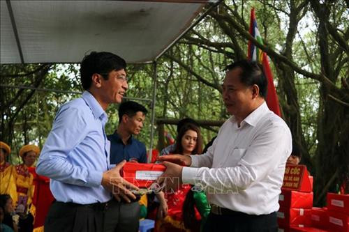 Bí thư Tỉnh ủy Hải Dương Nguyễn Mạnh Hiển (bên phải) trao ngũ cốc cho đại diện lãnh đạo các Sở, ngành. Ảnh: Mạnh Tú - TTXVN Bí thư Tỉnh ủy Hải Dương Nguyễn Mạnh Hiển (bên phải) trao ngũ cốc cho đại diện lãnh đạo các Sở, ngành. Ảnh: Mạnh Tú - TTXVN
