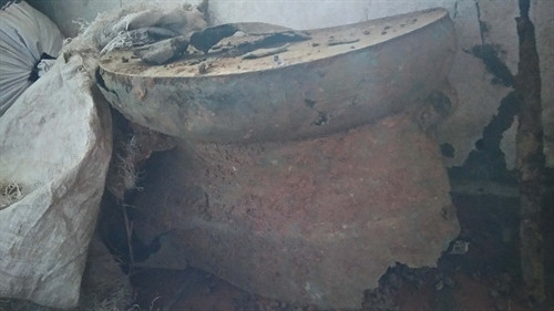 Các nhà khoa học nhận định, đây có thể là trống đồng Đông Sơn loại I (Heger I), có niên đại cách ngày nay khoảng 2.000 đến 2.500 năm. Các nhà khoa học nhận định, đây có thể là trống đồng Đông Sơn loại I (Heger I), có niên đại cách ngày nay khoảng 2.000 đến 2.500 năm.