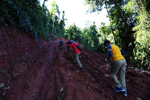Tuy đường mới mở dễ đi nhưng du khách vẫn rất vất vả khi vượt qua những con dốc quanh co. Ảnh: Phan Tuấn Anh - TTXVN Tuy đường mới mở dễ đi nhưng du khách vẫn rất vất vả khi vượt qua những con dốc quanh co. Ảnh: Phan Tuấn Anh - TTXVN