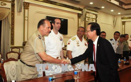 Ông Lê Thanh Liêm, Phó Chủ tịch Thường trực Ủy ban nhân dân Thành phố Hồ Chí Minh tiếp đoàn tùy viên quân sự các nước tại Việt Nam. Ảnh: Xuân Khu-TTXVN