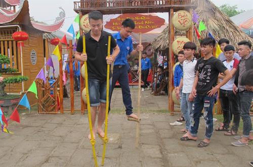 Du khách tham gia trò chơi đi cà kheo tại Lễ hội Hoa Lư. Ảnh: Hải Yến - TTXVN Du khách tham gia trò chơi đi cà kheo tại Lễ hội Hoa Lư. Ảnh: Hải Yến - TTXVN