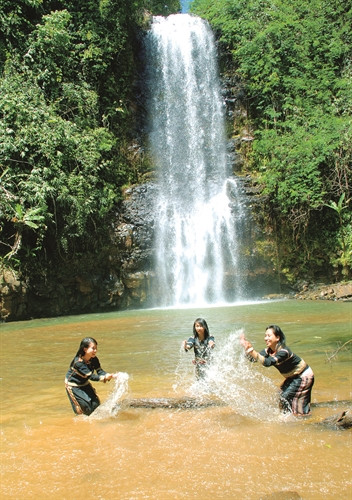Thiên nhiên ban tặng cho Măng Đen nhiều thác nước tuyệt đẹp