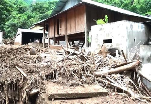 Nhiều nhà dân bị đổ hỏng do mưa lũ. Ảnh: Trịnh Duy Hưng-TTXVN Nhiều nhà dân bị đổ hỏng do mưa lũ. Ảnh: Trịnh Duy Hưng-TTXVN