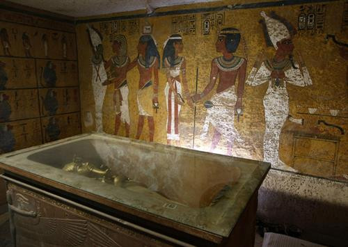 Quan tài đựng xác ướp Pharaoh Tutankhamun tại lăng mộ ở Luxor, Ai Cập. AFP/TTXVN Quan tài đựng xác ướp Pharaoh Tutankhamun tại lăng mộ ở Luxor, Ai Cập. AFP/TTXVN