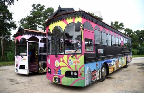 Tuy đẩy mạnh các hoạt động khai thác dầu và ga ngoài khơi,Terengganu không có dáng vẻ hối hả thường thấy của các đô thị công nghiệp. Xe bus Cas Ligas, giá chỉ khoảng 1 – 2 Ringgit Malaysia một lượt (gần 6.000 - 12.000 đồng) là phương tiện di chuyển lý tưởng để tham quan hầu hết các địa điểm trong thành phố. Tuy đẩy mạnh các hoạt động khai thác dầu và ga ngoài khơi,Terengganu không có dáng vẻ hối hả thường thấy của các đô thị công nghiệp. Xe bus Cas Ligas, giá chỉ khoảng 1 – 2 Ringgit Malaysia một lượt (gần 6.000 - 12.000 đồng) là phương tiện di chuyển lý tưởng để tham quan hầu hết các địa điểm trong thành phố.