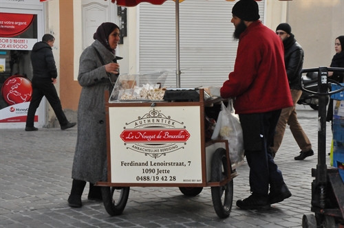 Một quầy hàng ở chợ phiên Molenbeek. Ảnh: Hương Giang – Phóng viên TTXVN tại Bỉ