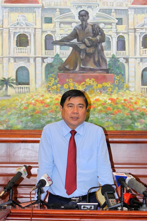 Ông Nguyễn Thành Phong, tân Chủ tịch UBND Thành phố Hồ Chí Minh nhiệm kỳ 2011-2016 trả lời phỏng vấn báo chí. Ông Nguyễn Thành Phong, tân Chủ tịch UBND Thành phố Hồ Chí Minh nhiệm kỳ 2011-2016 trả lời phỏng vấn báo chí.