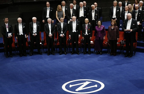 Các nhà khoa học đoạt giải Nobel 2015 tại lễ trao giải ở Stockholm ngày 10/12. THX-TTXVN