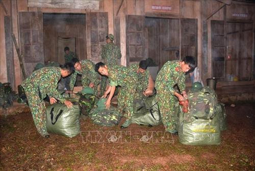 Cán bộ, chiến sĩ Tiểu đoàn 1 thu gom trang thiết bị, dụng cụ trở về đơn vị. Ảnh: Xuân Tiến- TTXVN Cán bộ, chiến sĩ Tiểu đoàn 1 thu gom trang thiết bị, dụng cụ trở về đơn vị. Ảnh: Xuân Tiến- TTXVN