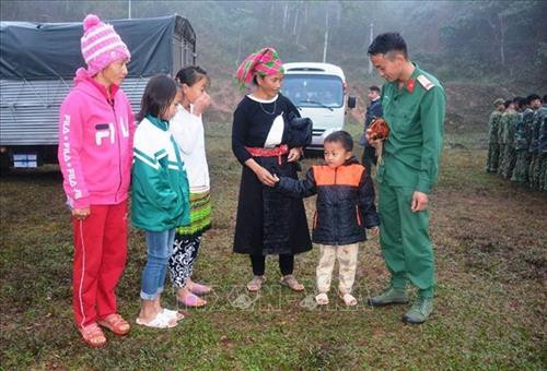 Người dân trên địa bàn xã Nậm Vì (huyện Mường Nhé) chia tay cán bộ, chiến sĩ Tiểu đoàn 1 trong bịn rịn, lưu luyến. Ảnh: Xuân Tiến- TTXVN Người dân trên địa bàn xã Nậm Vì (huyện Mường Nhé) chia tay cán bộ, chiến sĩ Tiểu đoàn 1 trong bịn rịn, lưu luyến. Ảnh: Xuân Tiến- TTXVN