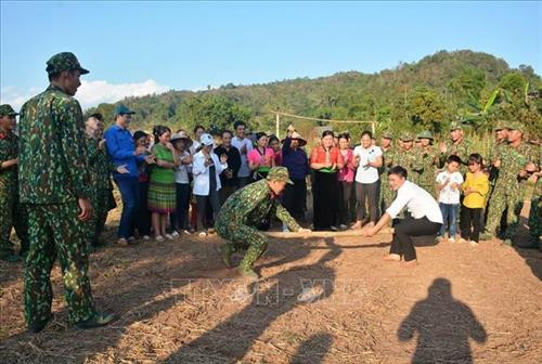 Chiến sĩ Tiểu đoàn 1 vui chơi cùng bà con trong thời gian công tác, thực hiện nhiệm vụ tại địa bàn xã Nậm Vì. Ảnh: Xuân Tiến- TTXVN Chiến sĩ Tiểu đoàn 1 vui chơi cùng bà con trong thời gian công tác, thực hiện nhiệm vụ tại địa bàn xã Nậm Vì. Ảnh: Xuân Tiến- TTXVN