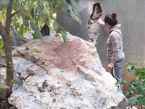 Một nhà dân gần chân núi ở xóm Lũng Phiắc, xã Đàm Thủy, huyện Trùng Khánh (Cao Bằng) bị đá núi rơi thủng tường. Ảnh: Quốc Đạt - TTXVN