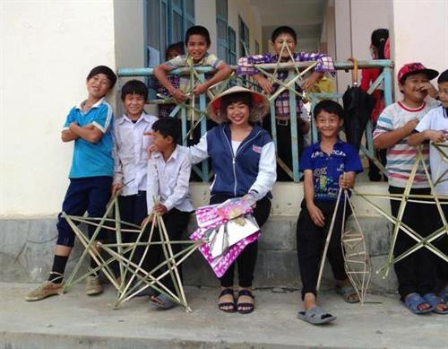 Những đứa trẻ nơi đây đã coi cô Vân Nhi là mẹ. Ảnh: baomoi.com Những đứa trẻ nơi đây đã coi cô Vân Nhi là mẹ. Ảnh: baomoi.com