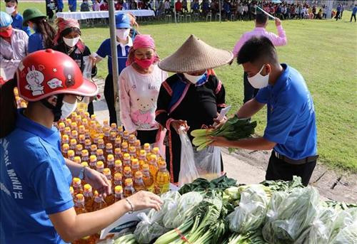 Đoàn viên, thanh niên và cán bộ nhân viên VNPT Lai Châu lựa chọn lấy những mặt hàng, nhu yếu phẩm giúp đồng bào tại các "Gian hàng 0 đồng". Ảnh: Quý Trung – TTXVN Đoàn viên, thanh niên và cán bộ nhân viên VNPT Lai Châu lựa chọn lấy những mặt hàng, nhu yếu phẩm giúp đồng bào tại các "Gian hàng 0 đồng". Ảnh: Quý Trung – TTXVN