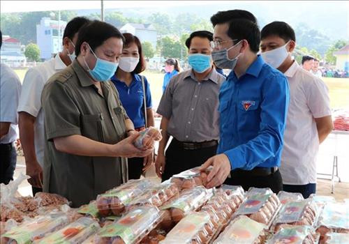 Phó Chủ tịch UBND tỉnh Lai Châu ông Tống Thanh Hải cùng các đại biểu tham quan các mặt hàng, nhu yếu phẩm tại "Gian hàng 0 đồng” dành cho đồng bào các xã vùng biên giới Lai Châu. Ảnh: Quý Trung – TTXVN Phó Chủ tịch UBND tỉnh Lai Châu ông Tống Thanh Hải cùng các đại biểu tham quan các mặt hàng, nhu yếu phẩm tại "Gian hàng 0 đồng” dành cho đồng bào các xã vùng biên giới Lai Châu. Ảnh: Quý Trung – TTXVN