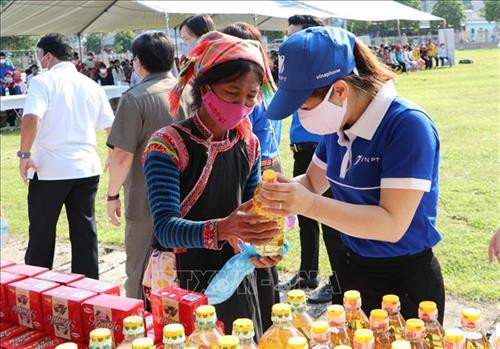 Đoàn viên, thanh niên và cán bộ nhân viên VNPT Lai Châu lựa chọn lấy những mặt hàng, nhu yếu phẩm giúp đồng bào tại các "Gian hàng 0 đồng". Ảnh: Quý Trung – TTXVN Đoàn viên, thanh niên và cán bộ nhân viên VNPT Lai Châu lựa chọn lấy những mặt hàng, nhu yếu phẩm giúp đồng bào tại các "Gian hàng 0 đồng". Ảnh: Quý Trung – TTXVN