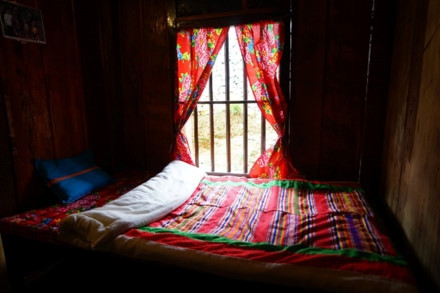 Nhà sàn này vốn là nhà văn hóa của bà con dân tộc thiểu số tại Mèo Vạc nên vào các ngày lễ, các hoạt động văn hóa vẫn diễn ra tại đây. Nhà sàn với tầng 1 là nơi ăn uống, trưng bày các sản vật của dân tộc Lô Lô và tầng hai là điểm ngủ nghỉ được chia cách bằng các rèm vải vừa lịch sự vừa kín đáo. Đằng trước là sân rất rộng. Sau khu nhà là bếp ăn và khu vệ sinh. Căn nhà sau khi sửa thêm nhiều bàn ghế và các vật dụng cần thiết. Tầng 1 trưng bày hai chiếc trống đồng cổ của dân tộc Lô Lô Bạn có thể ngồi uống cà phê ngắm cảnh trước hiên nhà. Hay thư giãn trong không gian thơm hương hoa hồng trên bờ rào đá lãng mạn. Các vị khách đến đây rất thích dùng cà phê ngoài sân và những buổi tiệc nướng BBQ ngắm trăng thanh. Bạn chỉ phải trả khoảng 100 nghìn đồng cho một chỗ ngủ, tắm giặt vệ sinh trong một ngày đêm. Tất cả đệm gối đều được làm đúng với hoa văn họa tiết của người Lô Lô. Từ Mèo Vạc sang Đồng Văn hay đi Lũng Phìn đều tiện đường Căn phòng nhỏ ngay tầng một. Nhà sàn này vốn là nhà văn hóa của bà con dân tộc thiểu số tại Mèo Vạc nên vào các ngày lễ, các hoạt động văn hóa vẫn diễn ra tại đây. Nhà sàn với tầng 1 là nơi ăn uống, trưng bày các sản vật của dân tộc Lô Lô và tầng hai là điểm ngủ nghỉ được chia cách bằng các rèm vải vừa lịch sự vừa kín đáo. Đằng trước là sân rất rộng. Sau khu nhà là bếp ăn và khu vệ sinh. Căn nhà sau khi sửa thêm nhiều bàn ghế và các vật dụng cần thiết. Tầng 1 trưng bày hai chiếc trống đồng cổ của dân tộc Lô Lô Bạn có thể ngồi uống cà phê ngắm cảnh trước hiên nhà. Hay thư giãn trong không gian thơm hương hoa hồng trên bờ rào đá lãng mạn. Các vị khách đến đây rất thích dùng cà phê ngoài sân và những buổi tiệc nướng BBQ ngắm trăng thanh. Bạn chỉ phải trả khoảng 100 nghìn đồng cho một chỗ ngủ, tắm giặt vệ sinh trong một ngày đêm. Tất cả đệm gối đều được làm đúng với hoa văn họa tiết của người Lô Lô. Từ Mèo Vạc sang Đồng Văn hay đi Lũng Phìn đều tiện đường Căn phòng nhỏ ngay tầng một.