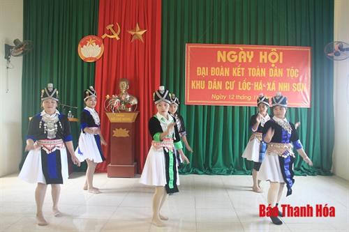 Tiết mục văn nghệ chào mừng. Ảnh: baothanhhoa.vn