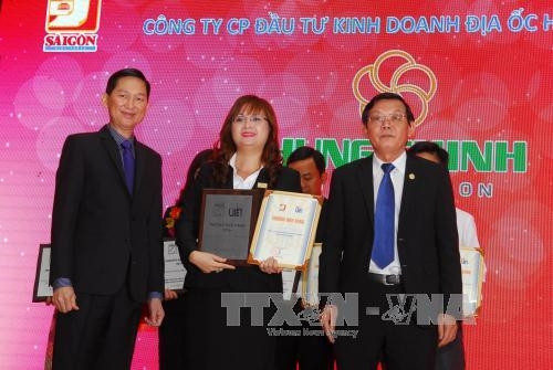 Phó Chủ tịch UBND Thành phố Hồ Chí Minh Trần Vĩnh Tuyến và Tổng Biên tập Báo SGGP Nguyễn Tấn Phong trao giải "Thương hiệu Việt yêu thích nhất năm 2016" cho các doanh nghiệp. Ảnh: Thanh Vũ - TTXVN