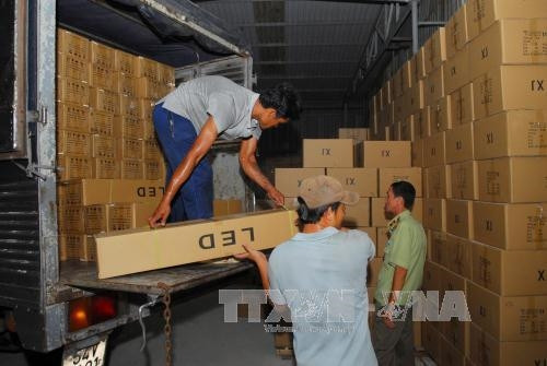 Lực lượng chức năng tạm giữ toàn bộ lô hàng không hoá đơn, chứng từ. Ảnh: Mạnh Linh - TTXVN