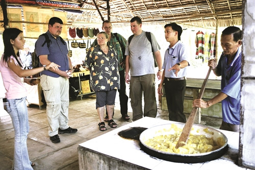 Giới thiệu với du khách nước ngoài cách làm mứt gừng của người phương Nam