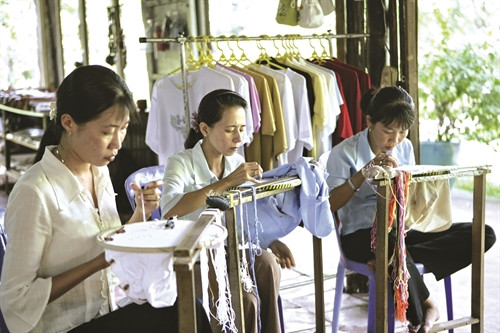 Không chỉ ngắm cảnh miệt vườn, du khách còn được xem người phương Nam biểu diễn nghề thủ công truyền thống