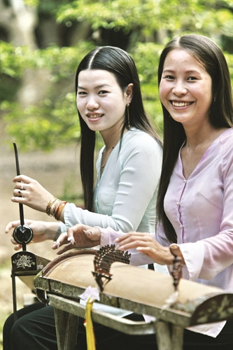 Tới vùng đất "chín rồng", du khách cảm nhận được tình người đất phương nam qua giao tiếp, trò chuyện, những điệu hò mùi mẫn