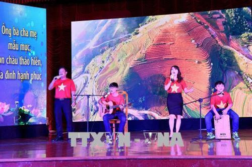 Phần thi văn nghệ của các gia đình. Ảnh: Hồng Hiếu- TTXVN