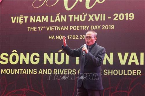 Nhà thơ Anh Ngọc trình bày bài thơ “Sông núi trên vai” tại Lễ khai mạc Ngày Thơ Việt Nam lần thứ XVII - 2019. Ảnh: Quang Quyết-TTXVN