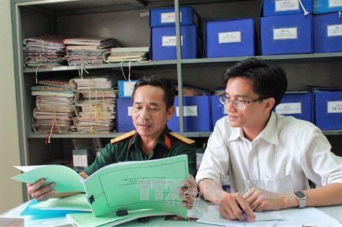 Thượng tá Lê Văn Chung chia sẻ với phóng viên TTXVN về những thông tin, bài báo liên quan đến hài cốt liệt sĩ hy sinh ở Campuchia mà anh lưu giữ trong nhiều năm qua. Ảnh: Xuân Khu - TTXVN Thượng tá Lê Văn Chung chia sẻ với phóng viên TTXVN về những thông tin, bài báo liên quan đến hài cốt liệt sĩ hy sinh ở Campuchia mà anh lưu giữ trong nhiều năm qua. Ảnh: Xuân Khu - TTXVN