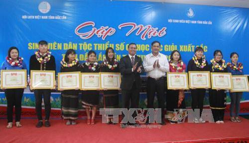 Ông Ê Ban Y Phu, Bí thư Tỉnh ủy Đắk Lắk (giữa) trao bằng khen cho sinh viên dân tộc thiểu số học giỏi, xuất sắc. Ảnh: Phạm Cường - TTXVN