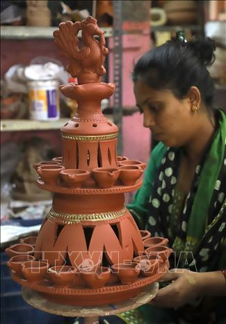 Người dân làm đèn dầu đất nung chuẩn bị cho lễ hội Diwali tại Bangalore, Ấn Độ. Ảnh: THX/ TTXVN Người dân làm đèn dầu đất nung chuẩn bị cho lễ hội Diwali tại Bangalore, Ấn Độ. Ảnh: THX/ TTXVN