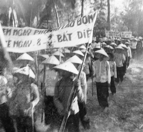 Mít tinh kỷ niệm ngày Quốc tế Phụ nữ 8/3 tại huyện Đức Phổ, tỉnh Quảng Ngãi (năm 1970). Ảnh: TTXVN Mít tinh kỷ niệm ngày Quốc tế Phụ nữ 8/3 tại huyện Đức Phổ, tỉnh Quảng Ngãi (năm 1970). Ảnh: TTXVN