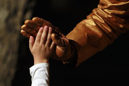 Một nghệ sĩ giao lưu với khán giả nhí tại lễ hội. THX/TTXVN Một nghệ sĩ giao lưu với khán giả nhí tại lễ hội. THX/TTXVN