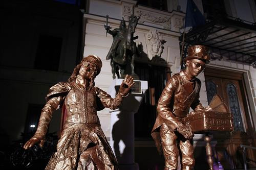 Các nghệ sĩ biểu diễn tại lễ hội tượng sống ở Bucharest ngày 22/5. THX/TTXVN Các nghệ sĩ biểu diễn tại lễ hội tượng sống ở Bucharest ngày 22/5. THX/TTXVN