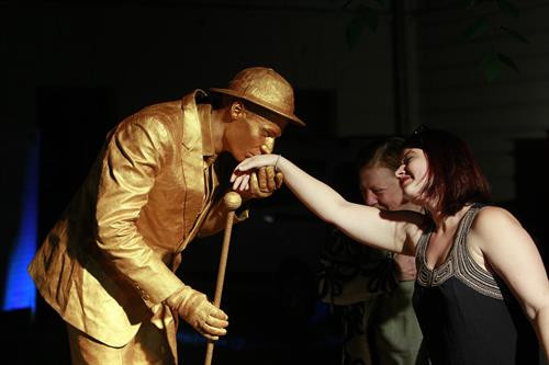 Một nghệ sĩ giao lưu với khán giả tại lễ hội. THX/TTXVN Một nghệ sĩ giao lưu với khán giả tại lễ hội. THX/TTXVN